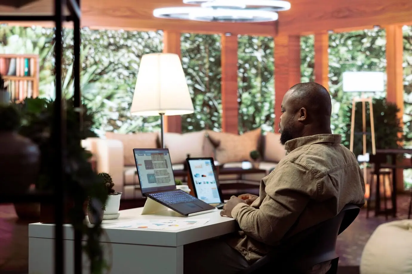 Unternehmer berechnet Finanzberichte und plant die Investitionsstrategie.