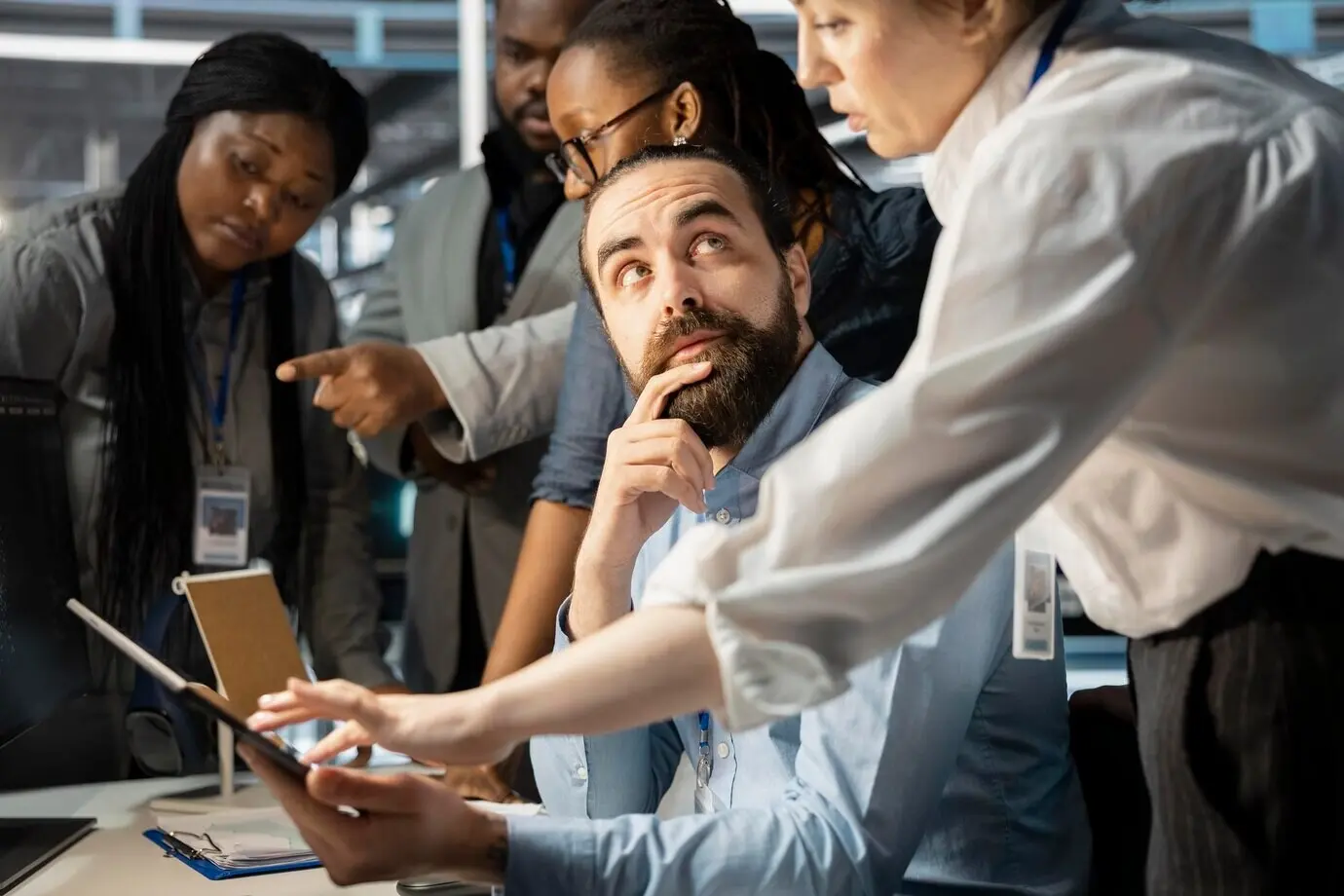 Mitarbeiter eines Rechenzentrums führen ein Brainstorming durch und arbeiten gemeinsam, um Parameter zu verifizieren.