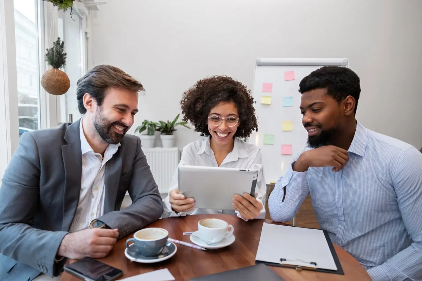 Kollegen, die gemeinsam an einem Projekt arbeiten.