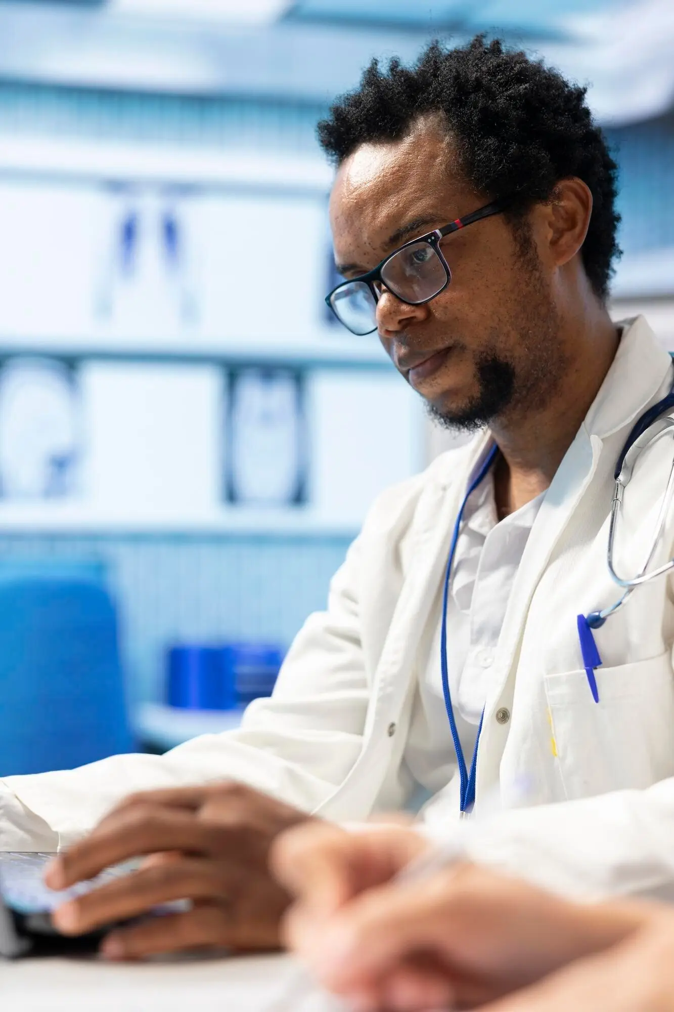 Ein vielfältig zusammengesetztes medizinisches Team trifft sich, um Röntgenergebnisse und Gesundheitsakten zu überprüfen.