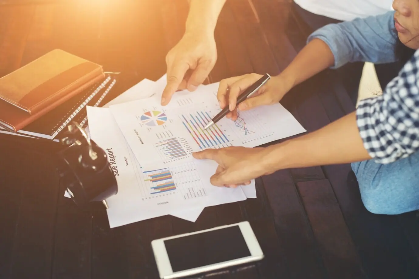 Papier, männliche Analytik, diskutierende Hände