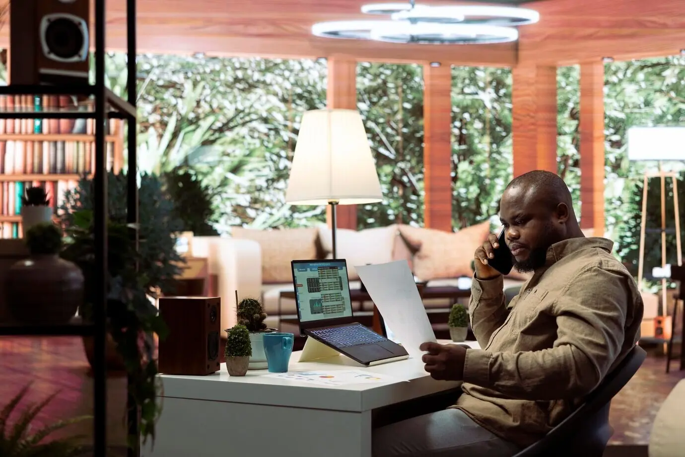 Der Unternehmensinhaber unterhält sich telefonisch mit den Anteilseignern.